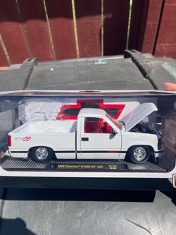 M2 Machines 1993 Chevrolet C1500 SS 454 Die-Cast Truck