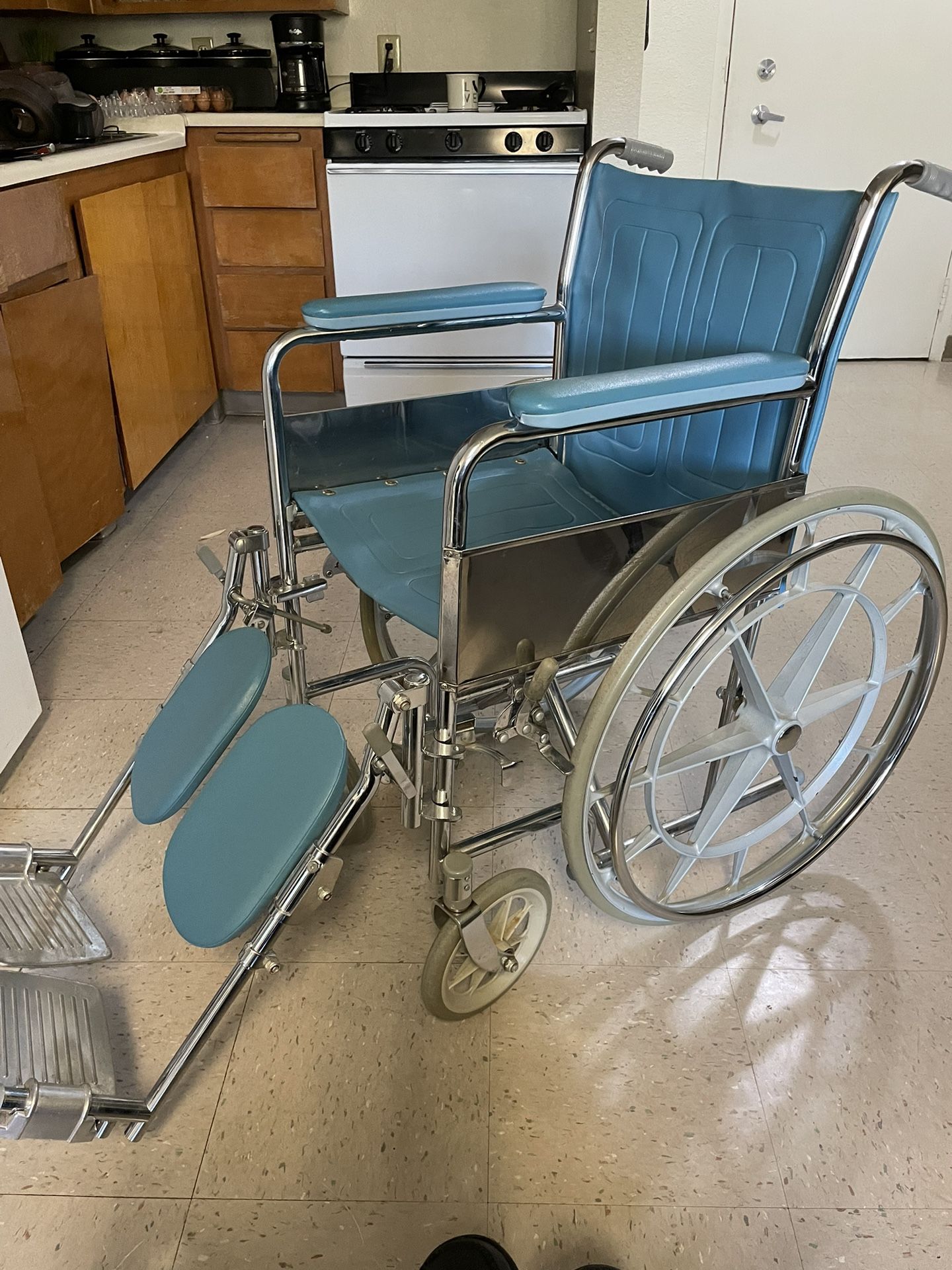 Wheelchair Exelente. Poco Uso for Sale in Los Angeles, CA Transporter Weellchair Poco Uso