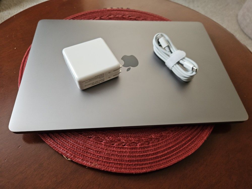 Apple Macbook Pro i9 2.4ghz 16gb Ram 500gb SSD Drive 8-Core 16" Screen 2019