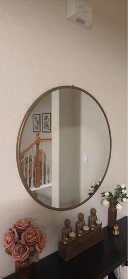 Round gold mirror