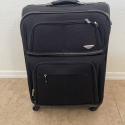 Dockers Medium Suitcase: please read description
