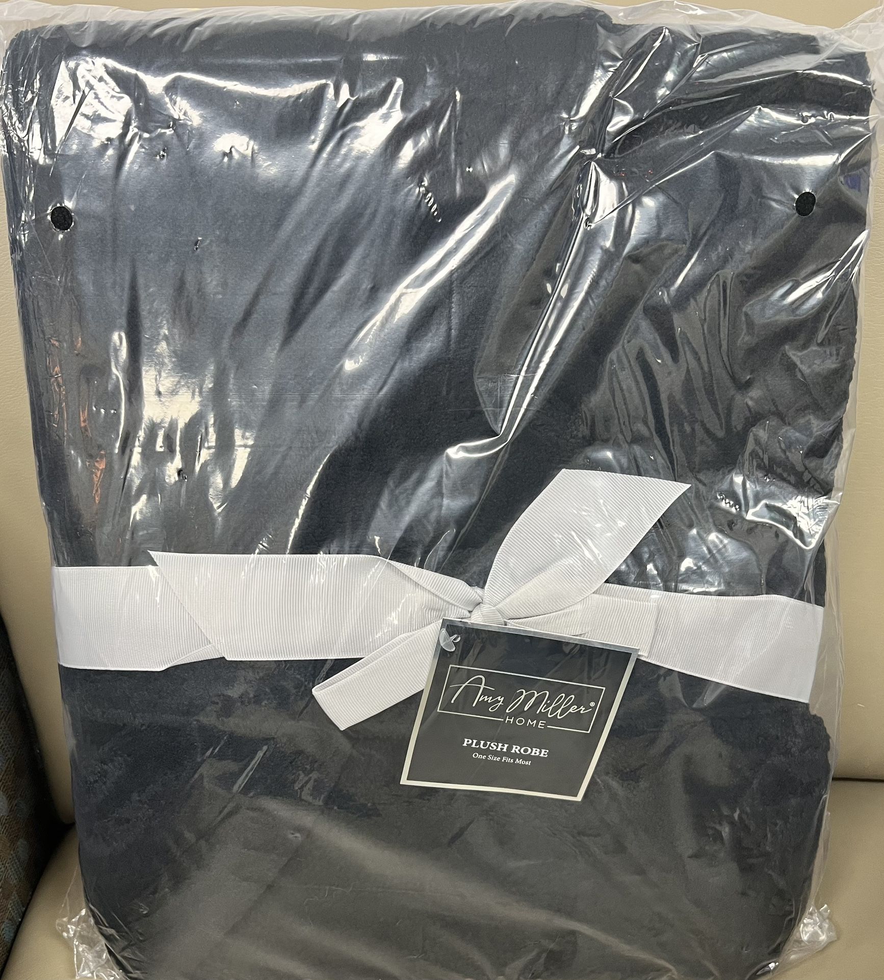 🛁 NEW Amy Miller Home Plush Robe – One Size Fits Most – Soft & Cozy! Stay warm and comfortable in this brand-new Amy Miller Home Plush Robe. Still s