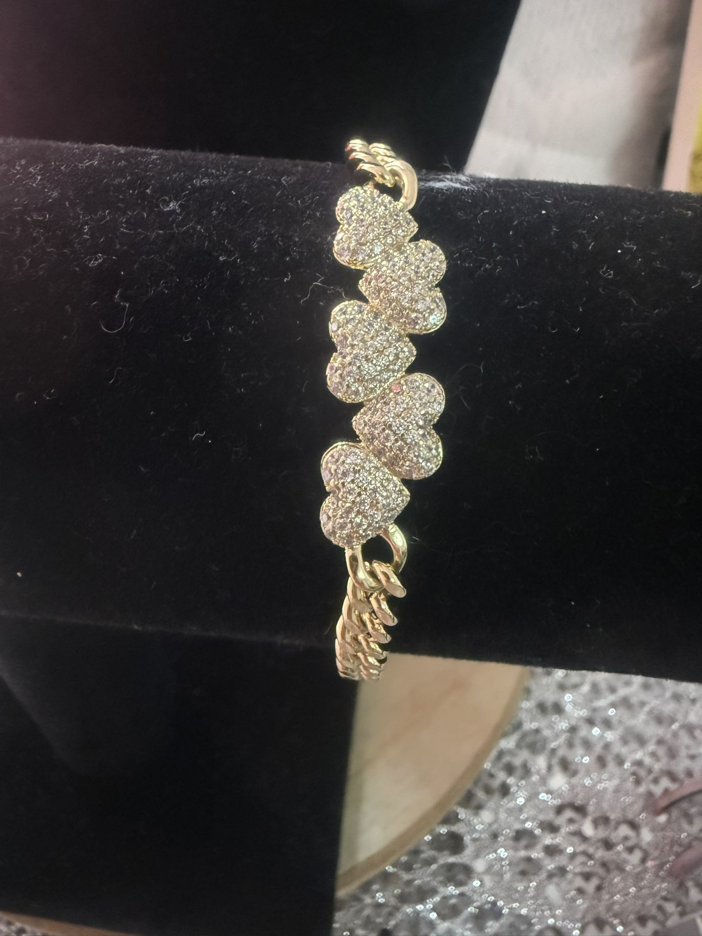 Gold plated with four layers of 14k gold, suitable for daily use, can get wet, very good quality, does not harm the skin,