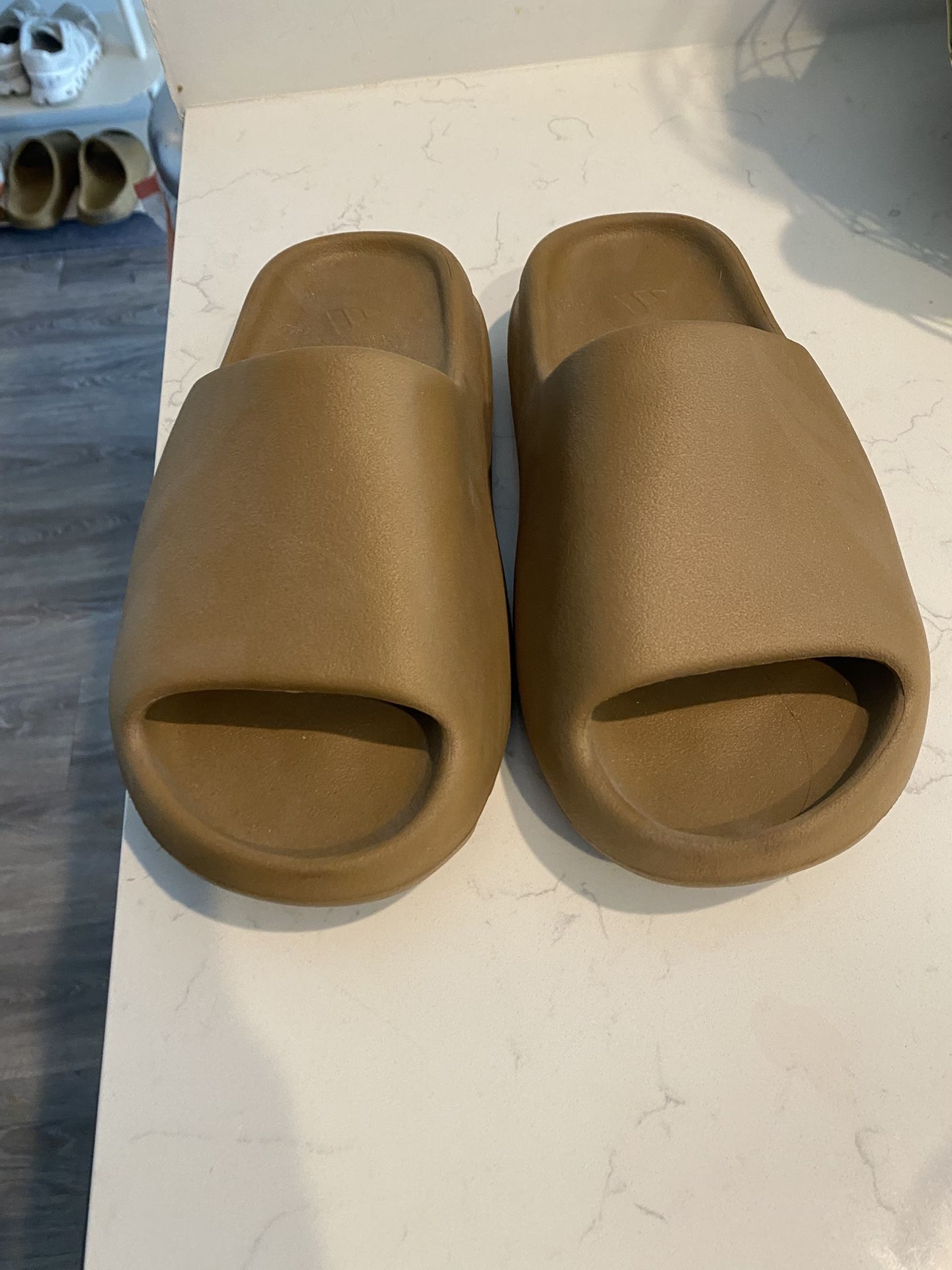 Women’s Yeezy Slides Size 7