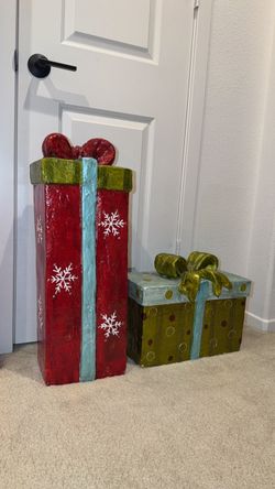 Christmas Present decor (ceramic painted)