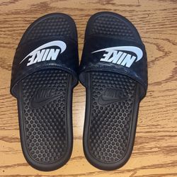 Men’s Size 6 Nike slides 
