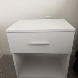 Nightstands (set of 2)// Mesa De Noche X2