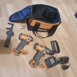 18V Brushless
Cordless 2-Tool
Combo Kit with Hammer Drill, Impact Driver, (1) Battery, 
Charger, and Bag