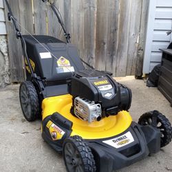 Like-New DeWalt 21" Inch RWD Gas Self Propelled Lawnmower With Bag And High Rear Wheels 