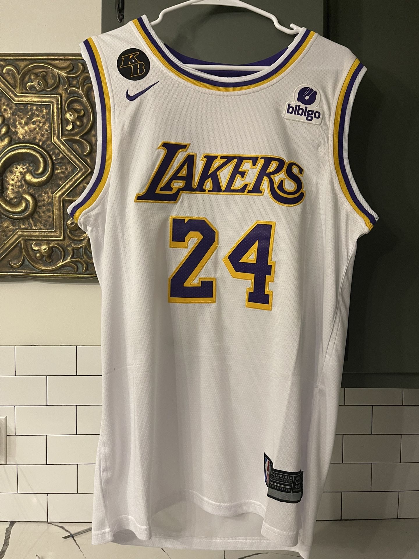 Men’s Kobe Bryant Lakers Jersey Size L.