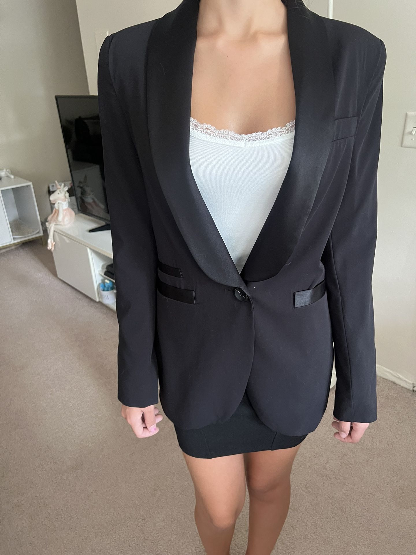 Never worn Mango women’s suit jacket. Still has the tag on it. Runs long & size small.