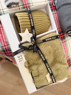 Steve Madden scarf set