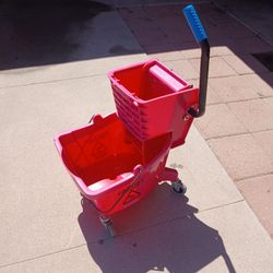 Carlisle 26 Qt. Red Mop Bucket with Side Press Wringer