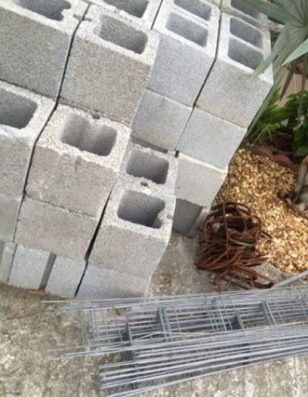 Bloque de concreto, guaya y anillos de hierro