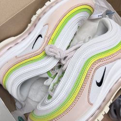 New In Box  Nike Air Max Feel Love Woman Size 7