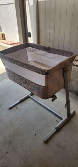 Free adjustable cloud bassinet