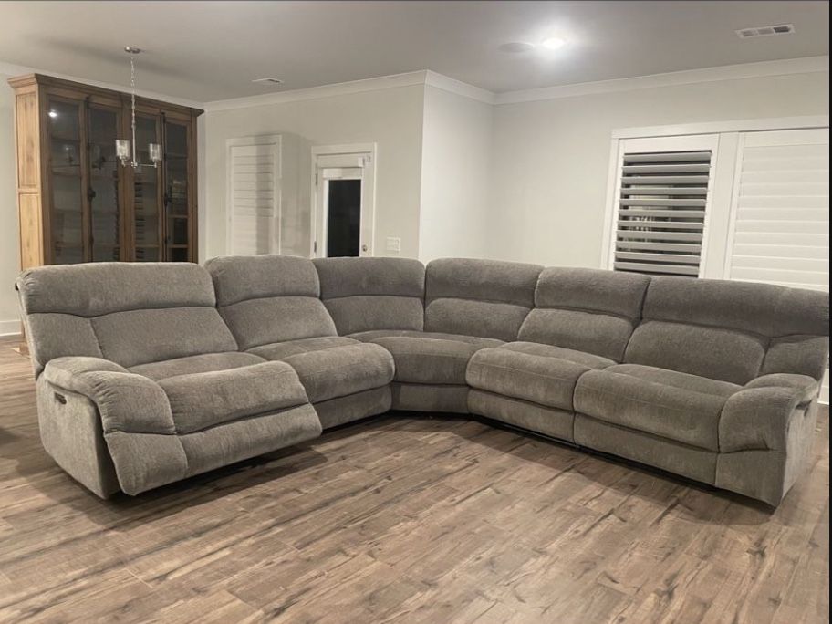 Beautiful 3 Month New recliner Couch 