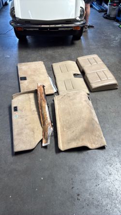 Mercedes Benz S124 interior rear seats