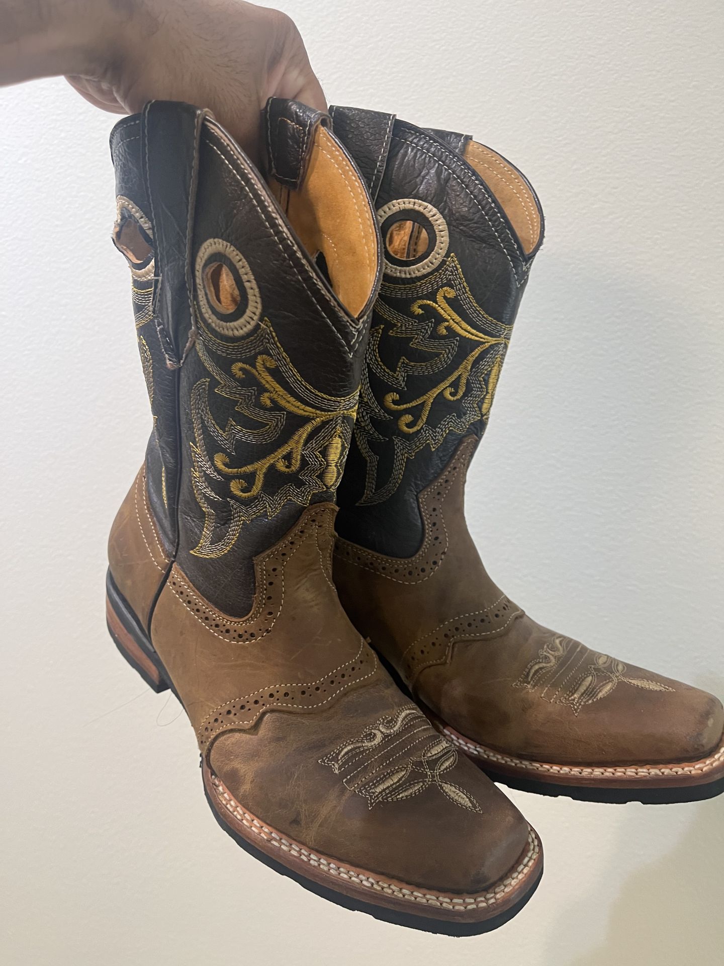 Genuine leather men’s cowboy boots size 9
