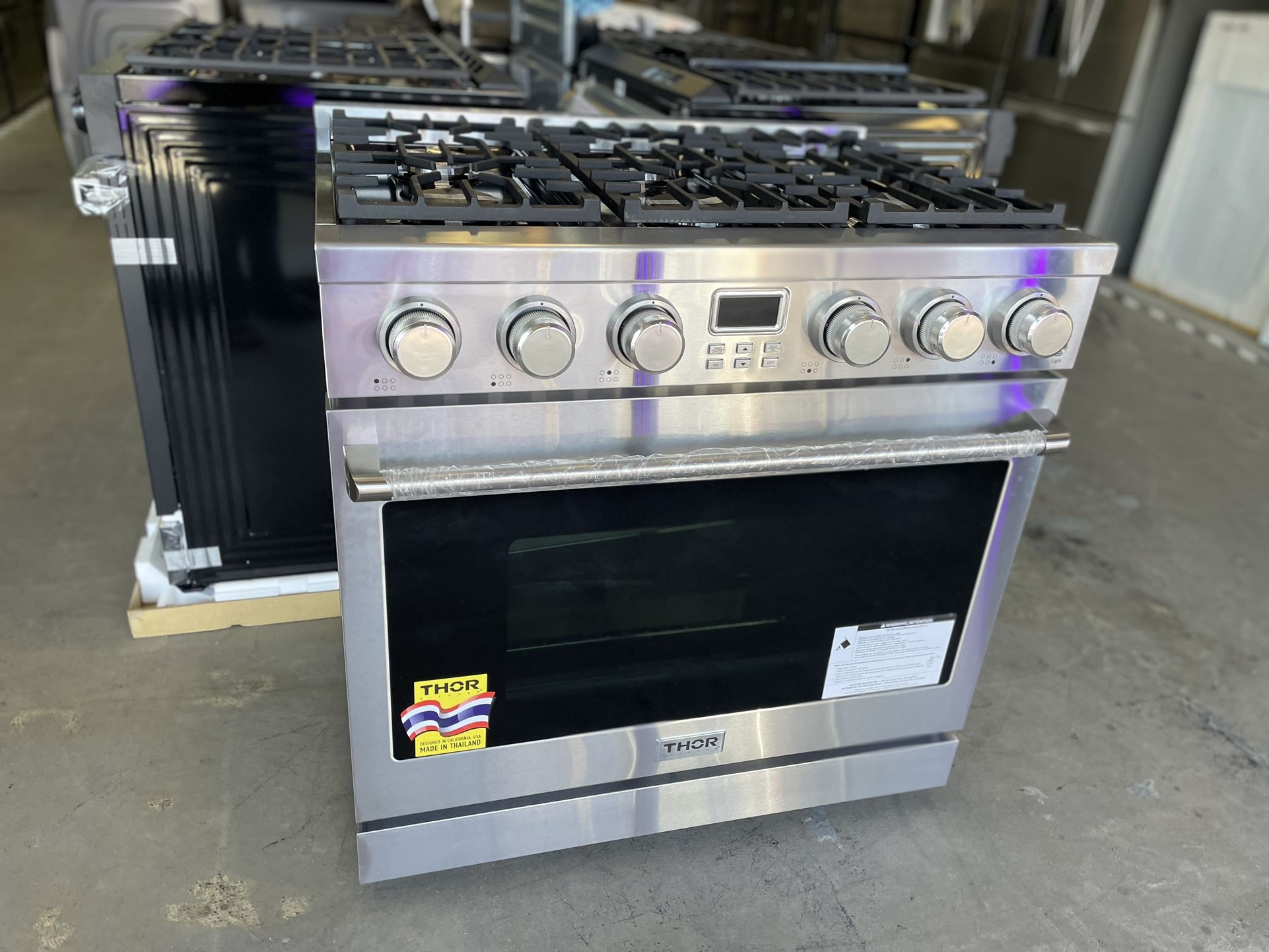 THOR Kitchen Contemporary 36-in 6 Burners Freestanding Gas Range with convection oven in Stainless Steel