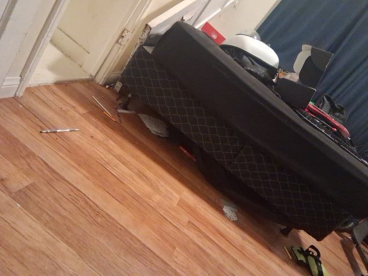 100$ Ex Twin Bed Frame And Beds