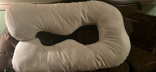 Brand New Full Body Maternity Pillow – Never Used Description: Brand new full body maternity pillow, never used! Perfect for pregnancy support and co