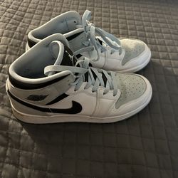 Air Jordan Mid 1