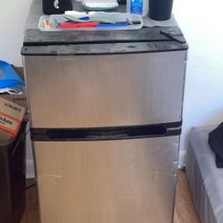 mini fridge with freezer compartment 