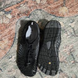 Tennis shoes