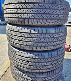 225 65 17 Bridgestone tires Con 80% de Vida Las 4