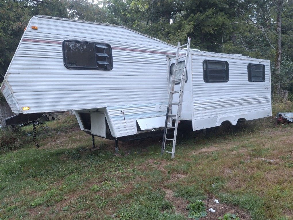 5th Wheel Trailer 400.00 Cash Only Need Gone!
