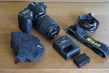 Nikon D7000 DSLR Camera Bundle with 18-105mm VR Lens Kit