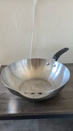 Wok style stir fry pan