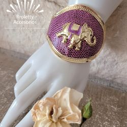 Brasalete Ancho de Oro Laminado 14k con hermoso diseño de Elefante Esmaltado en color Lila claro.