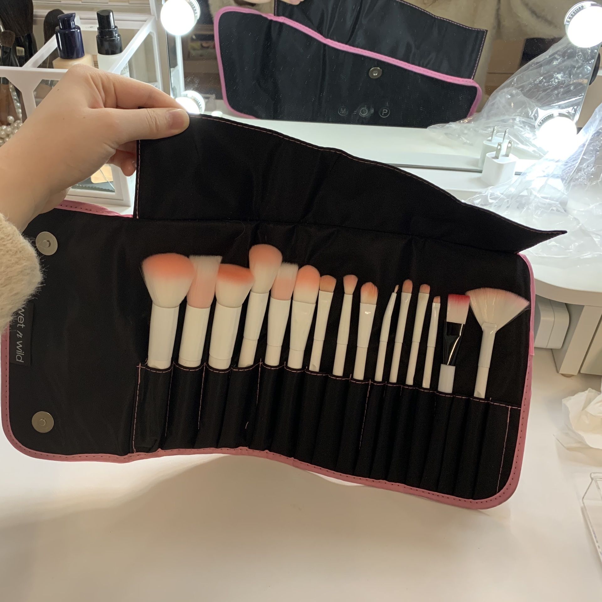 Wet N Wild Makeup Brush Roll 14 Pieces