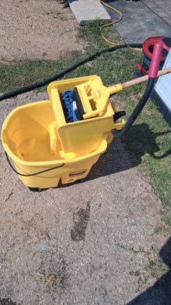 Bote Para La Iimpieza Grande Con Su trapeador Solo Se uso  Una Ves