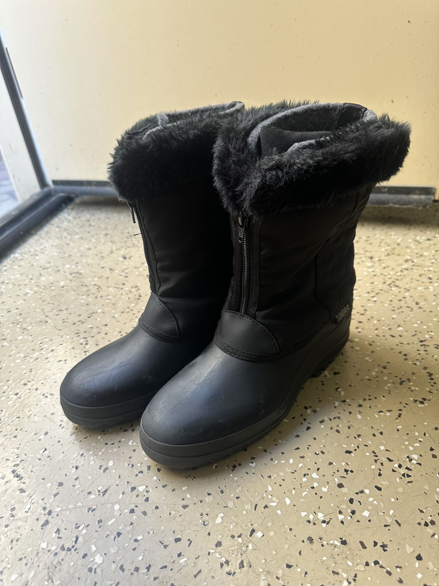 woman snow boots sz8