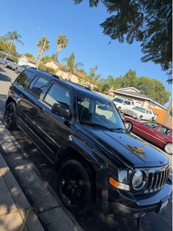 Grey Jeep patriot