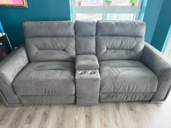 Like New Power Reclining Loveseat | USB Charging | Console |