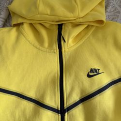 Large Yellow Nike Tech Fleece Sweater 