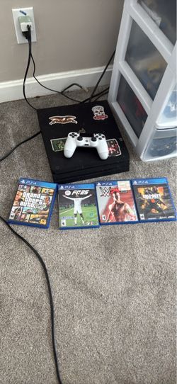 Play Station 4 pro w controller and games