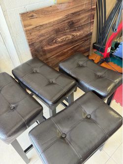 Table with 4 Backless Faux Leather Stools