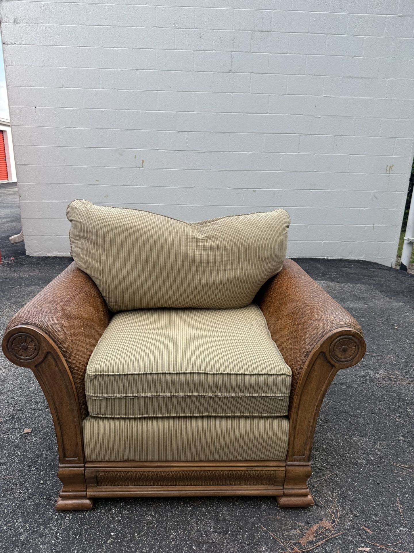 Tommy Bahama Chair ( Deliver Available In price