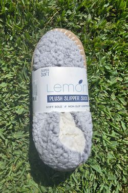 NEW Lemon Ladies' Plush Slipper Sock NWT S/M Soft Sole Non Slip Grippers Gray