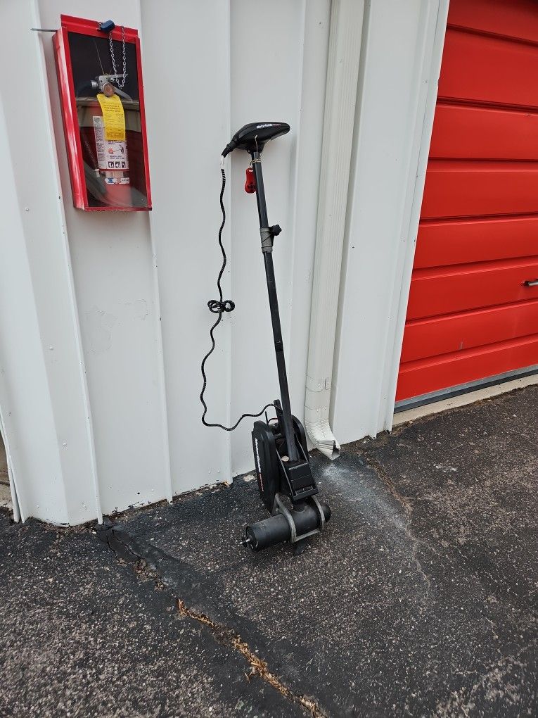 W75 Remote Control Trolling Motor for Sale in Glendale, AZ