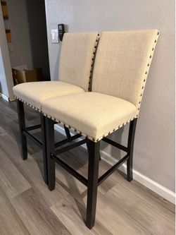 2 bar stools