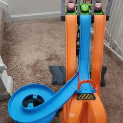 The Fisher-Price Little People Hot Wheels Racing Loops Tower 