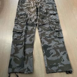 men's cargo pants. Size 42, but fits like 40