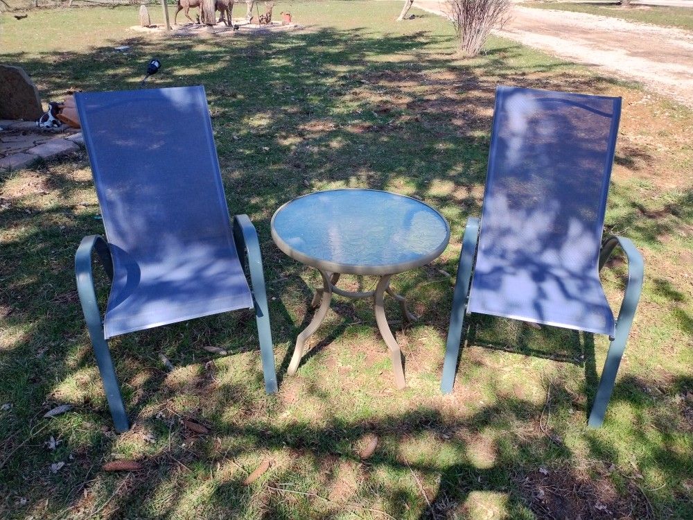 2 CHAIRS & TABLE. MARTINSVILLE