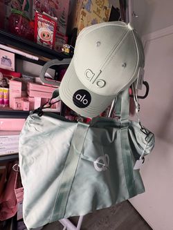 Bolsa y gorra verde claro